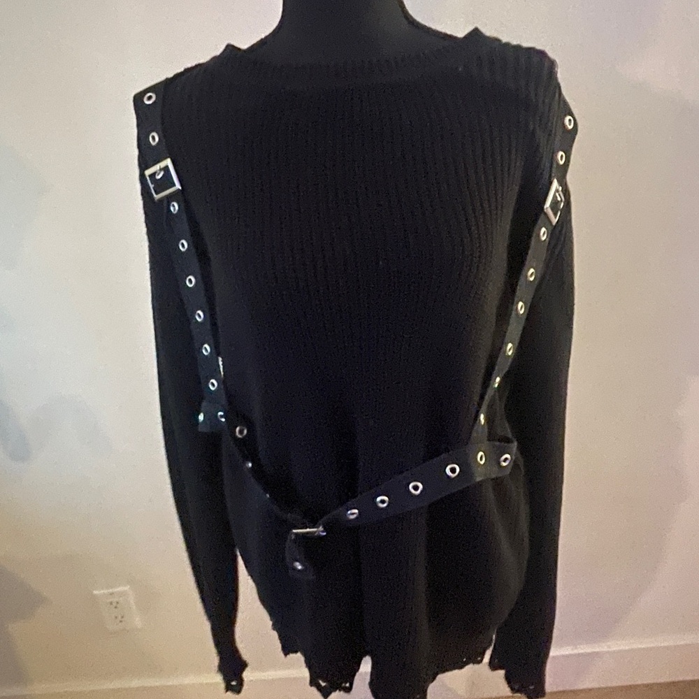 Used.
In good condition cozy sweater
🖤